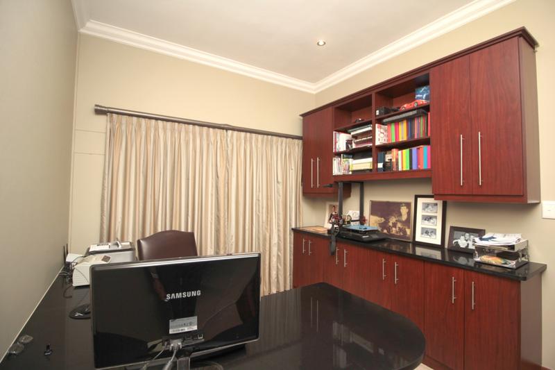 5 Bedroom Property for Sale in Linkside Western Cape